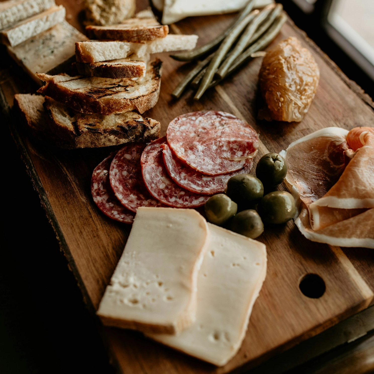 Πλατώ τυριών & αλλαντικών με ελιές και κριτσίνια