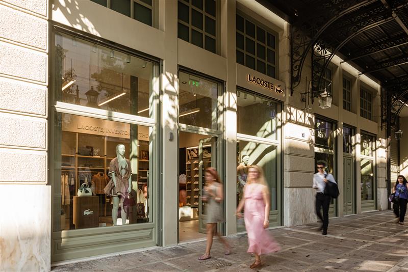 Κατάστημα Lacoste στη Σταδίου στο Μέγαρο Αρσακείου με περατζάδα κόσμου από μπροστά