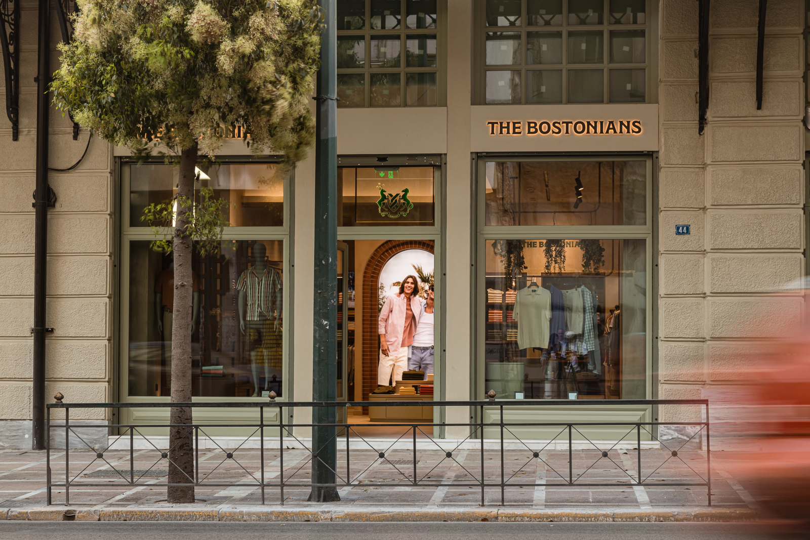 Κατάστημα The Bostonians στη Σταδίου στο Μέγαρο Αρσακείου με περατζάδα κόσμου από μπροστά