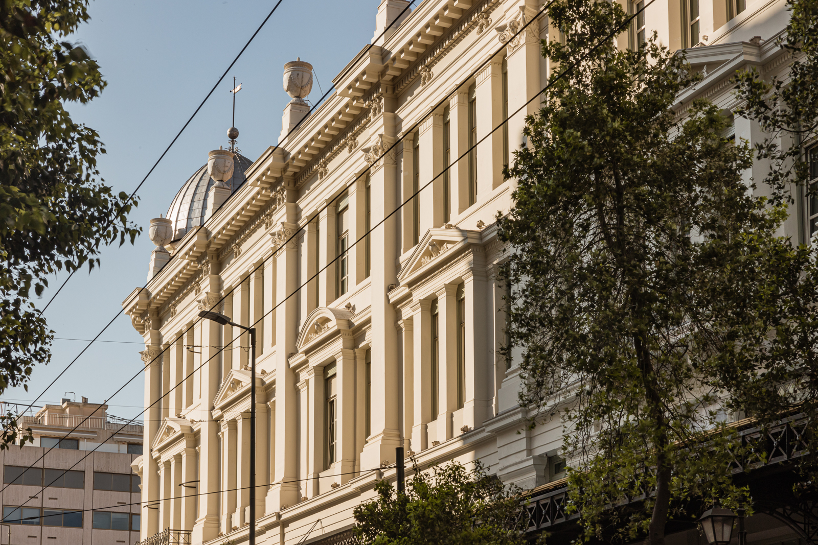 Η όψη Σταδίου στο Μέγαρο Αρσακείου με τον τρούλο και τα αγγεία , διάκοσμο του E.Ziller